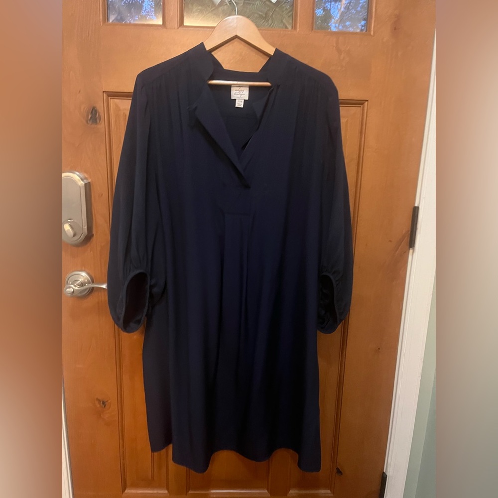 Silk shirt dress with Neru or V-neck collar.